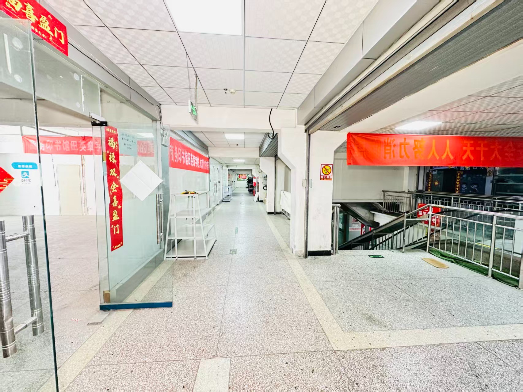 南区纬二十四号街引入人工智能技术应用场景，推动AI与商业、零售、电商、企业服务等领域融合发展。