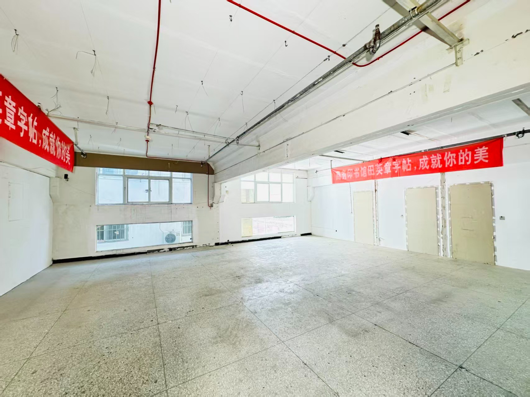 南区纬二十四号街重点吸引人工智能应用、数字经济、电商直播、智能制造服务、软件开发、科技创新企业及创业团队入驻